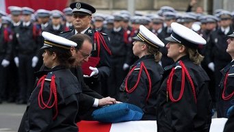 Президент Франции Франсуа Олланд на похоронах полицейских, погибших при теракте в Париже