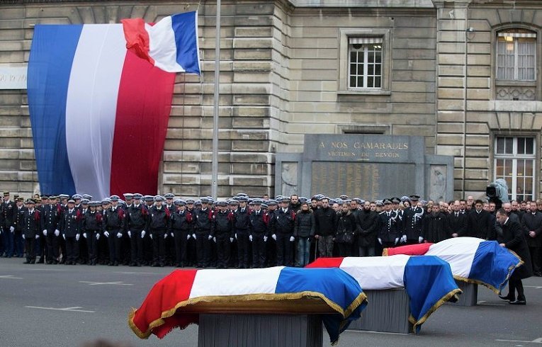 Похороны французских полицейских, погибших при теракте в Париже