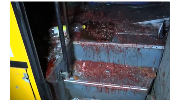 Стальной цилиндр, поражающий элемент противопехотной мины МОН, на ступеньках автобуса
