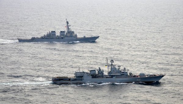 Американский эсминец и украинский фрегат провели учения в Черном море