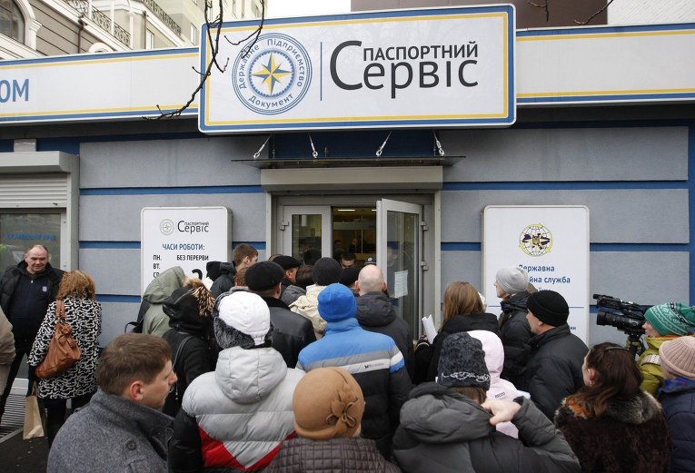 Украинцы стоят в очередь на оформление биометрических паспортов