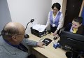 Сканирование отпечатков пальцев для оформления биометрического загранпаспорта Украины