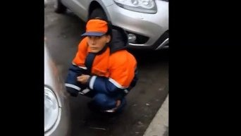 Парковщик спускает колеса авто, владелец которого не оплатил за стоянку