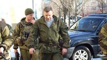 Захарченко идет в донецкий аэропорт. Архивное фото
