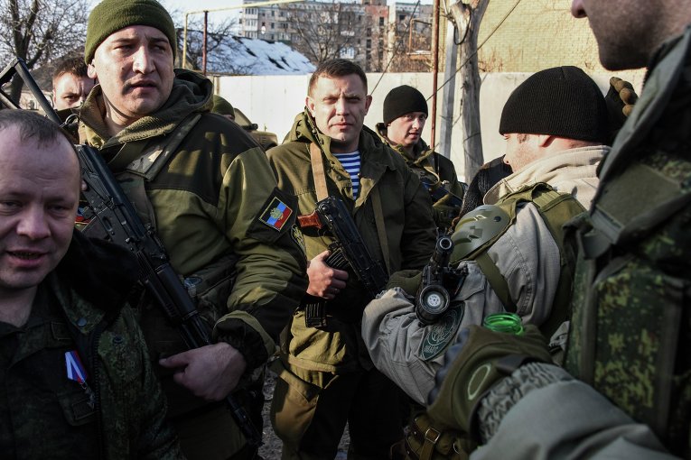 Александр Захарченко и ополченцы близ донецкого аэропорта