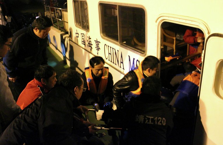 Буксирный катер затонул в реке Янцзы в Китае. Спасательная операция