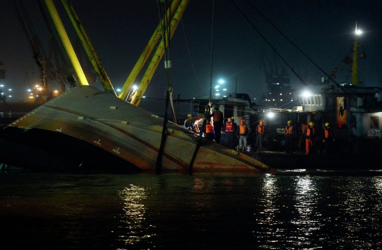 Буксирный катер затонул в реке Янцзы в Китае. Спасательная операция