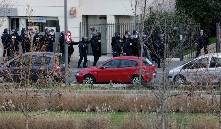 Захват заложников на почте в предместье Парижа Коломб