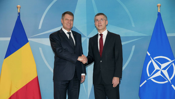 Президент Румынии Клаус Йоханес  и генсек НАТО Йенс Столтенберг