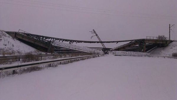 Взорванный железнодорожный мост на востоке Украины. Архивное фото