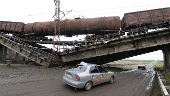 Взорванный ж/д мост в Донбассе. Архивное фото