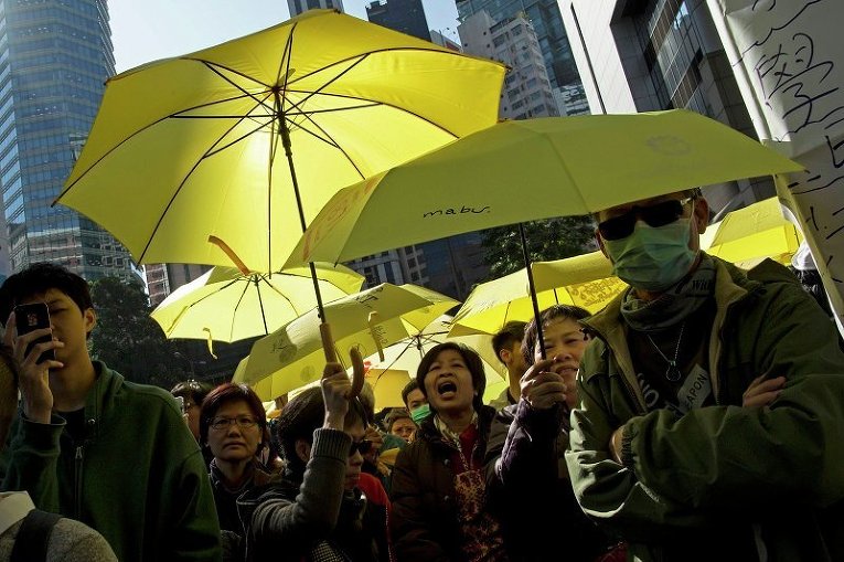 Сторонники лидеров студентов под зданием полиции в Гонконге