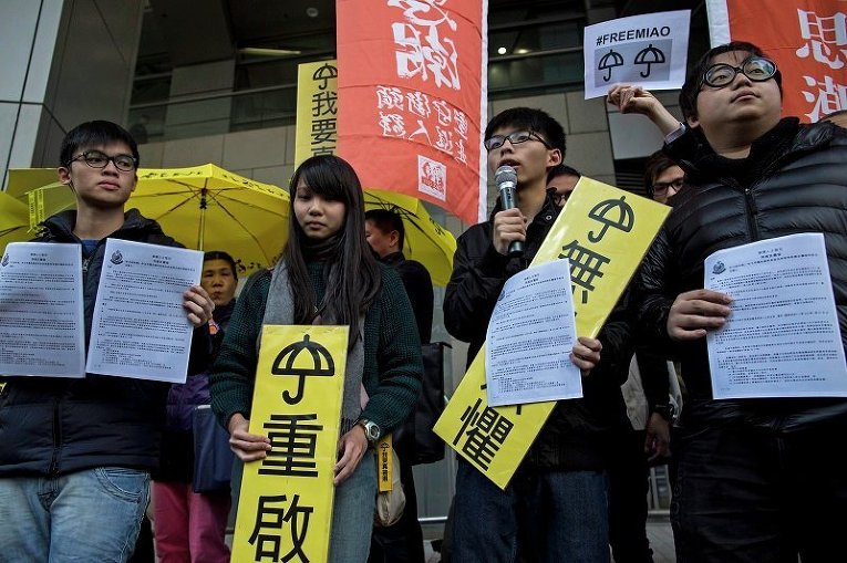 Лидеры студентов Гонконга выступают перед зданием полиции