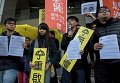 Лидеры студентов Гонконга выступают перед зданием полиции