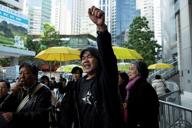 Депутат от Лиги социальных демократов Льюнг Квок-унг на митинге под зданием полиции Гонконга
