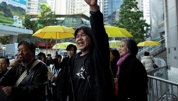 Депутат от Лиги социальных демократов Льюнг Квок-унг на митинге под зданием полиции Гонконга