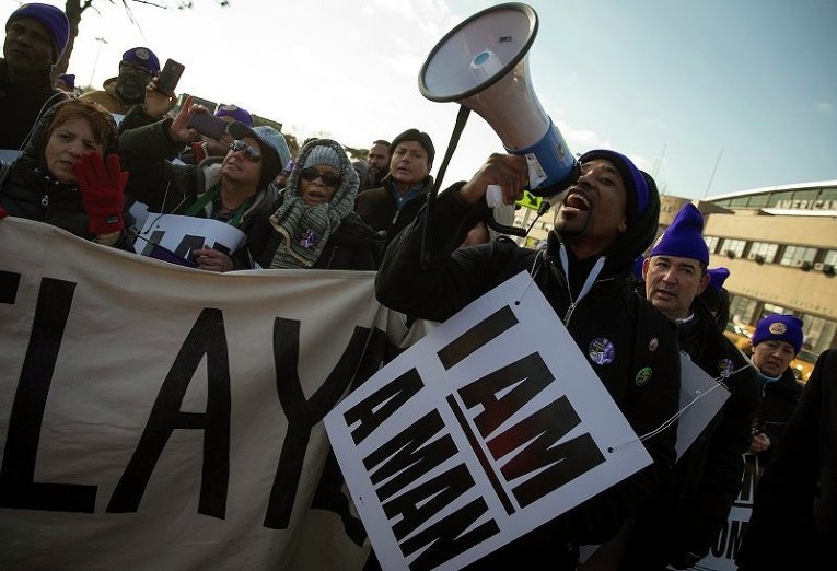 Акция протеста у аэропорта Ла Гардия в Нью-Йорке, работники котрого требуют повышения зарплаты