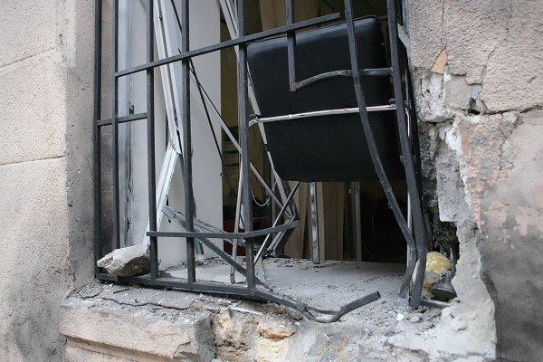 Взрыв у трехэтажного здания на пересечении улицы Троицкой и переулка Нечипуренко в Одессе