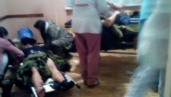 Эвакуация раненых военных из донецкого аэропорта