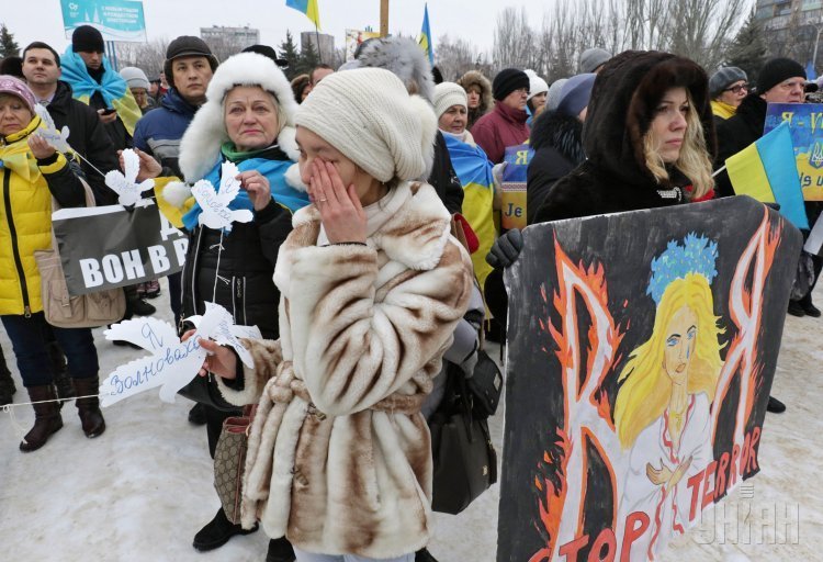 Участники митинга в память о погибших во время конфликта на востоке Украины в Мариуполе