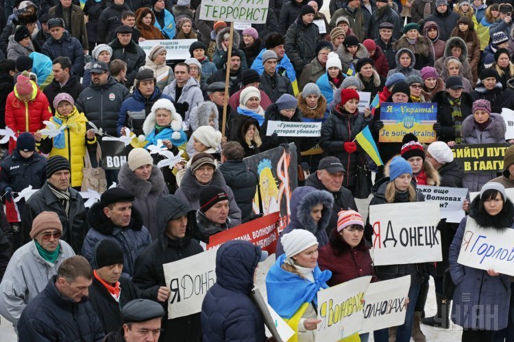 Участники митинга в память о погибших во время конфликта на востоке Украины в Мариуполе