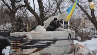 Военные показали, как идут бои в пригороде Донецка. Видео