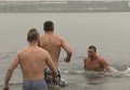 Братья Кличко купаются в Днепре на Крещение