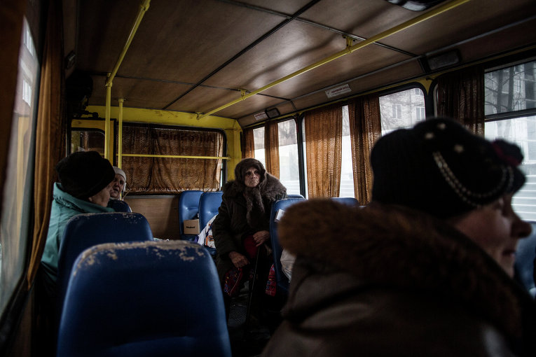 Пожилые женщины после эвакуации из Донецкой горбольницы номер 3