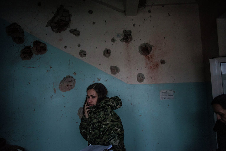 Женщина из сил ополчения ДНР в Донецкой горбольнице номер 3 после обстрела