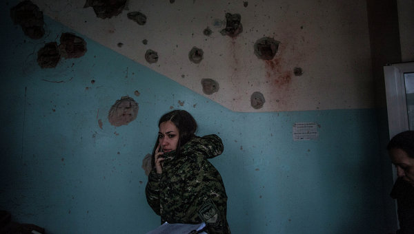 Женщина из сил ополчения ДНР в Донецкой горбольнице номер 3 после обстрела