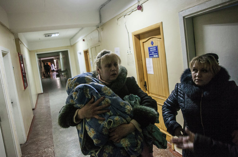 Женщина с ребенком на руках в Донецкой горбольнице номер 3 после обстрела