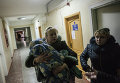 Женщина с ребенком на руках в Донецкой горбольнице номер 3 после обстрела