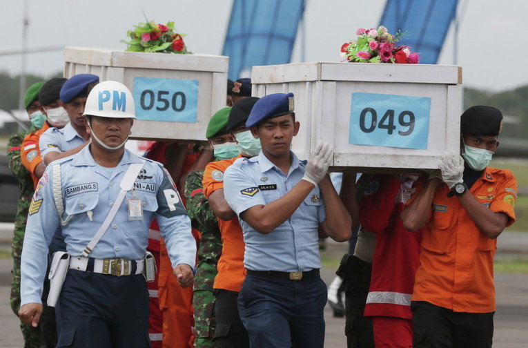 Доставка тел погибших при крушении самолета AirAsia в Сурабаю