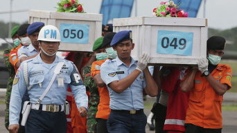 Доставка тел погибших при крушении самолета AirAsia в Сурабаю