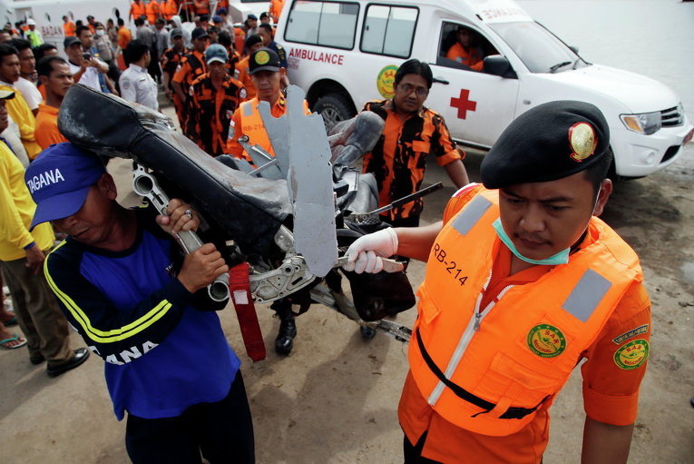 Члены операции по поиску обломков самолета AirAsia в порту Кумай в Индонезии