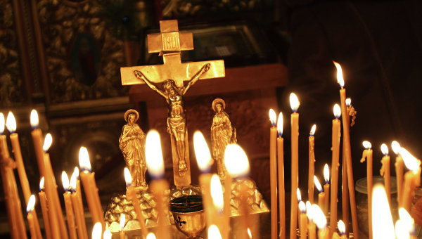 Распятие и свечи в православной церкви