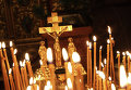 Распятие и свечи в православной церкви