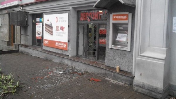 Последствия взрыва возле банка в Запорожье