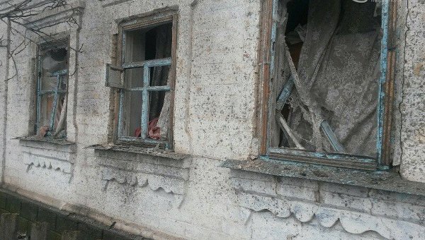 Последствия обстрела поселка Сартана близ Мариуполя