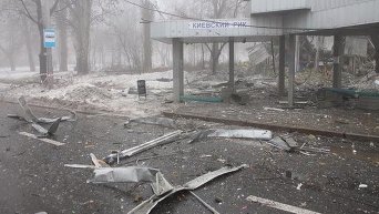 Разрушенная остановка транспорта в Донецке. Архивное фото