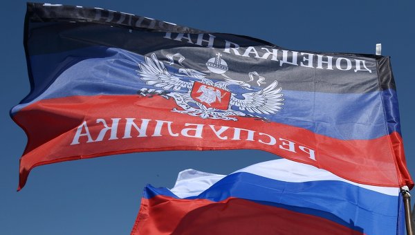 Флаг ДНР и России. Архивное фото