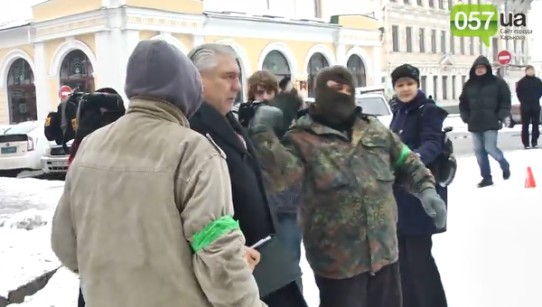 Активисты Правого сектора и ультрас пытаются засунуть депутата Харьковского городского совета Виктора Китанина в мусорный бак