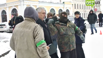 Активисты Правого сектора и ультрас пытаются засунуть депутата Харьковского городского совета Виктора Китанина в мусорный бак. Видео