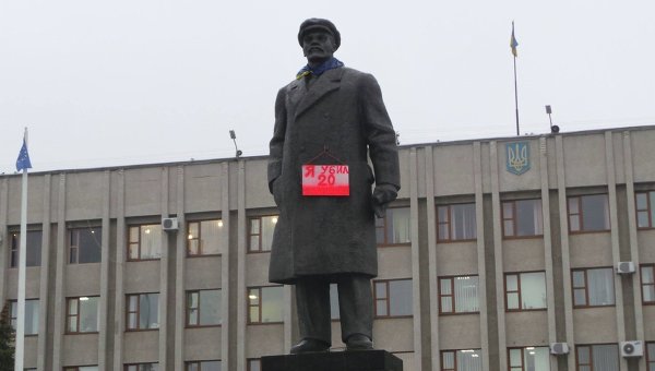 Памятник Ленину в Славянске с табличкой Я убил 20 миллионов