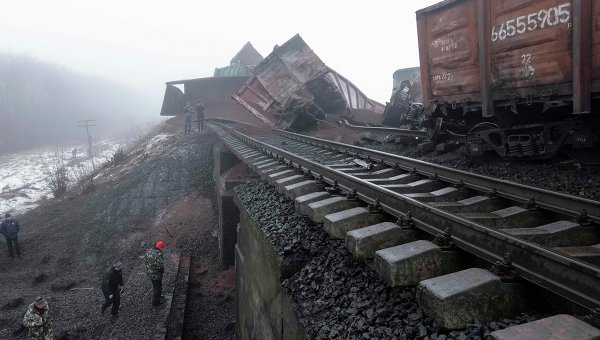 Взрыв на железной дороге в Донбассе. Архивное фото