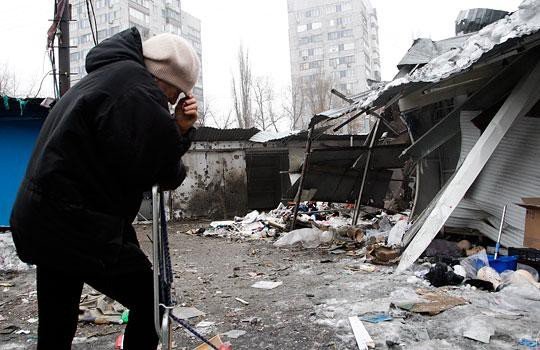Женщина на месте взрыва на остановке в Донецке