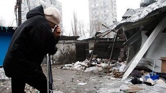 Женщина на месте взрыва на остановке в Донецке
