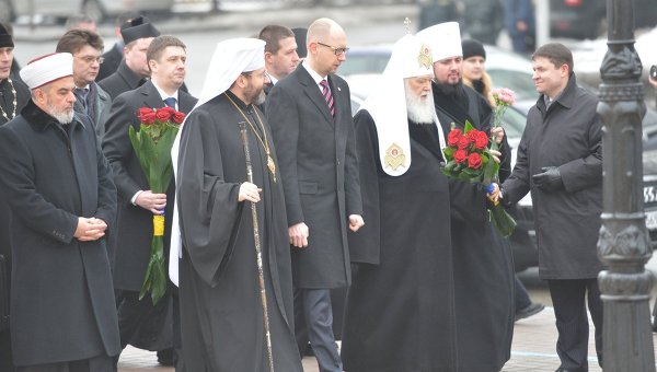 Арсений Яценюк, члены Кабмина, представители конфессий возложили цветы к памятнику Михаилу Грушевскому по случаю Дня соборности