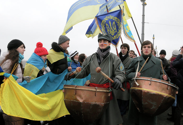 Акция ко Дню соборности на мосту Патона в Киеве