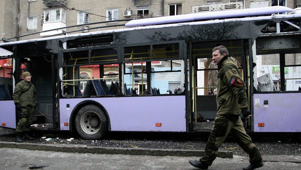 Обстрелянный троллейбус в Донецке и ополченцы ДНР